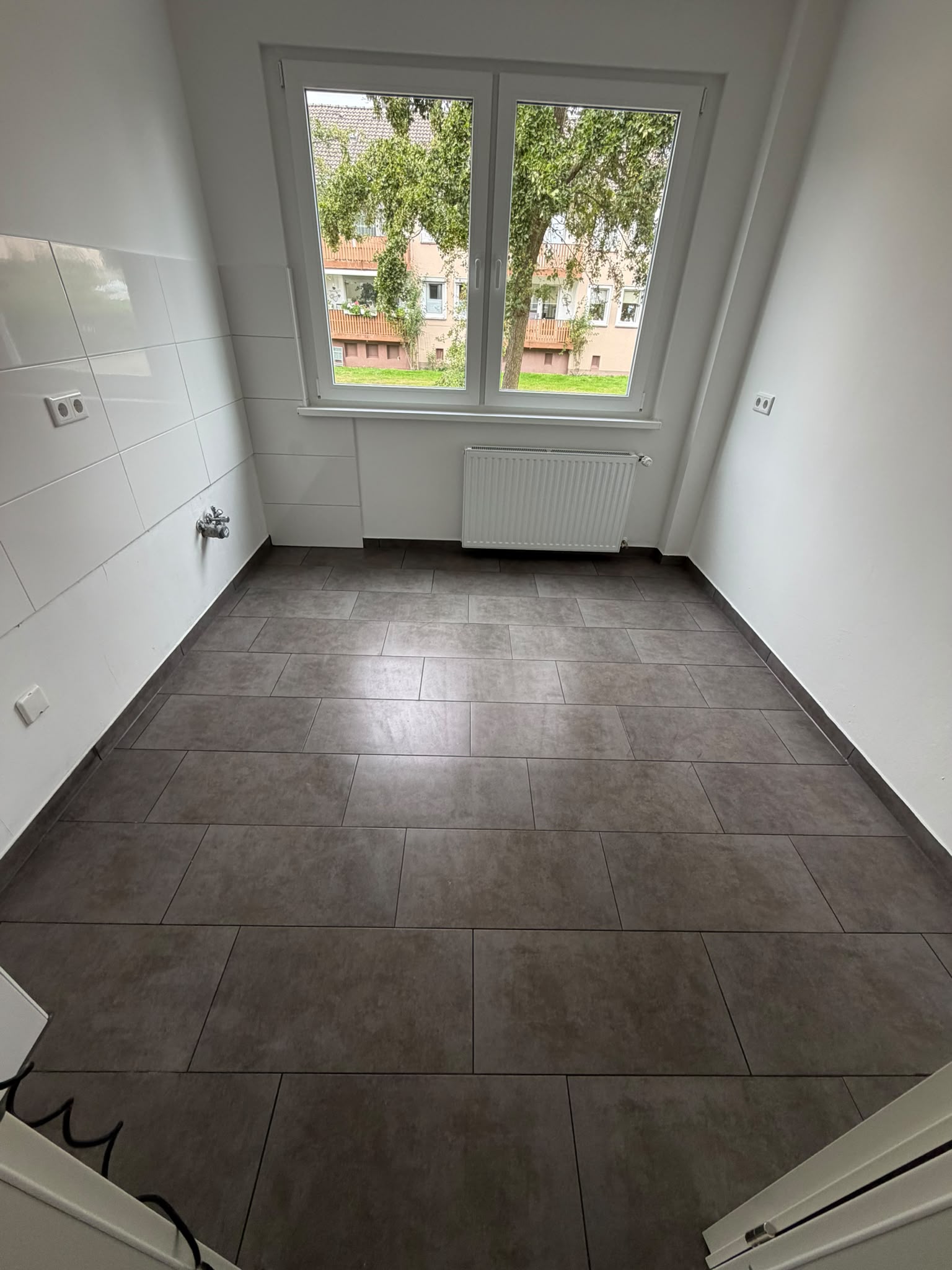 Zimmer mit Fliesenboden nach der Reinigung