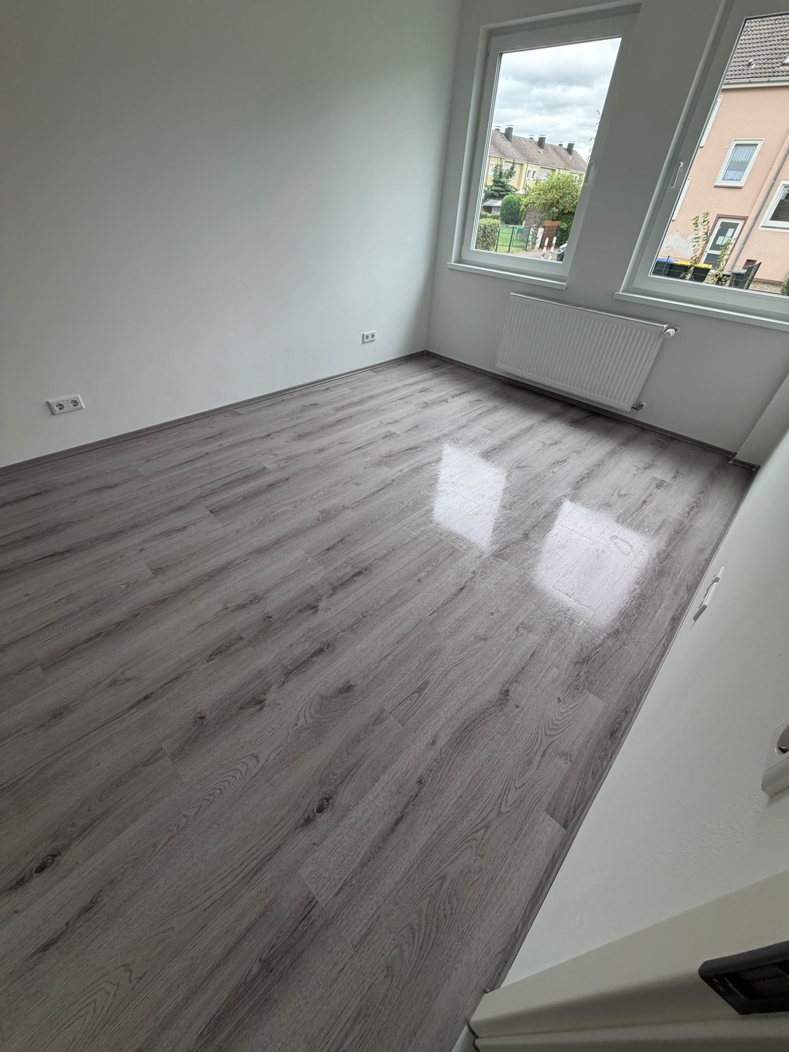 Zimmer mit Fliesenboden und Fenster nach der Reinigung