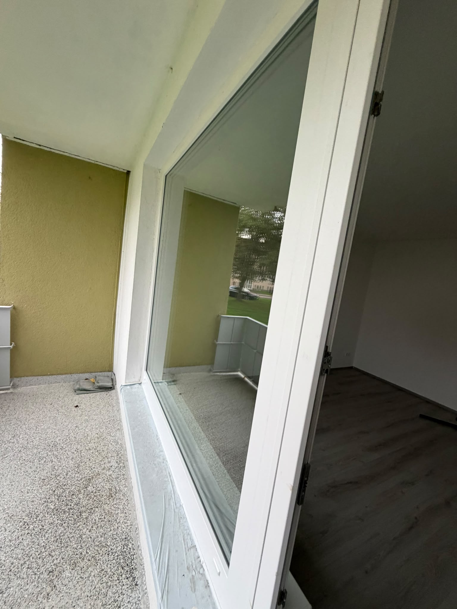 Zimmer mit Laminatboden nach der Reinigung