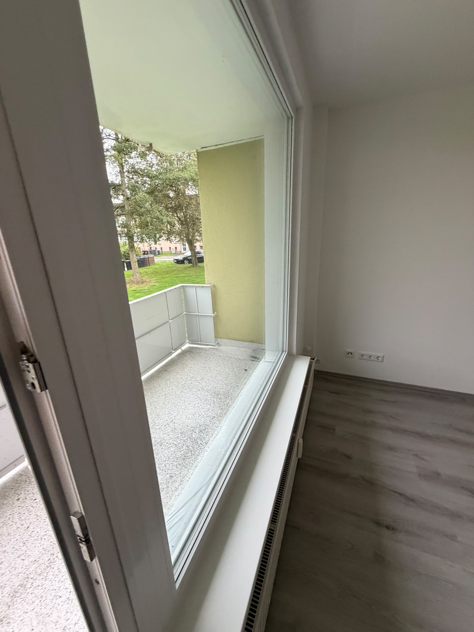 Zimmer mit Laminatboden und Fenster nach der Reinigung