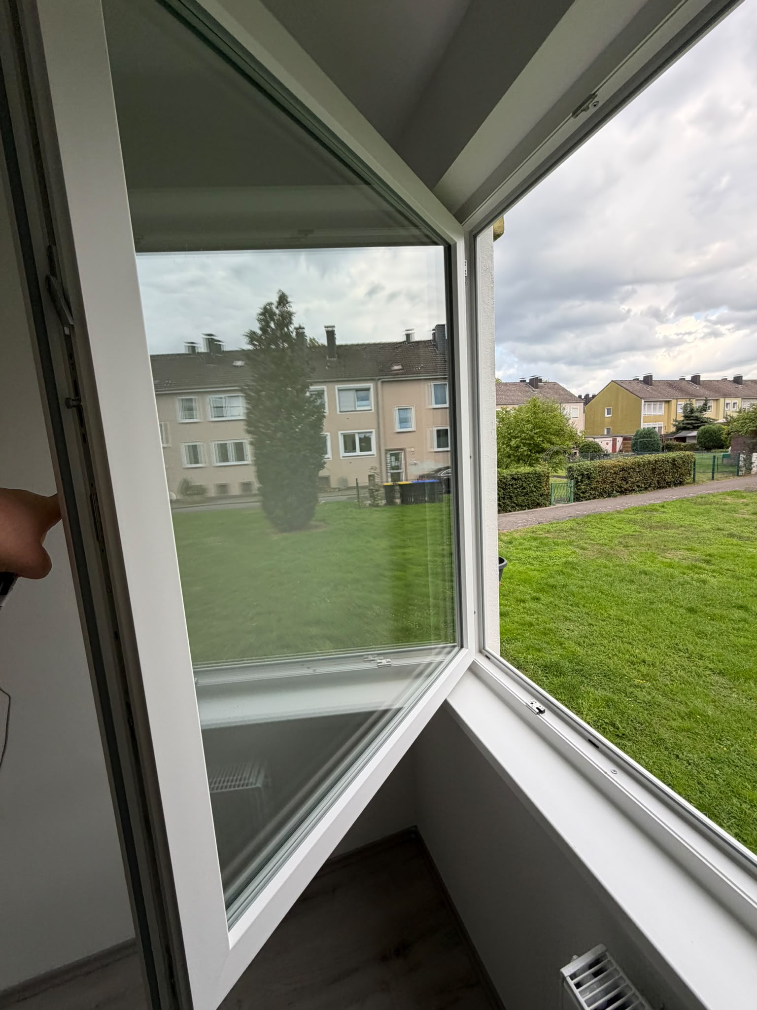 Zimmer mit Laminatboden und Fensterblick nach der Reinigung
