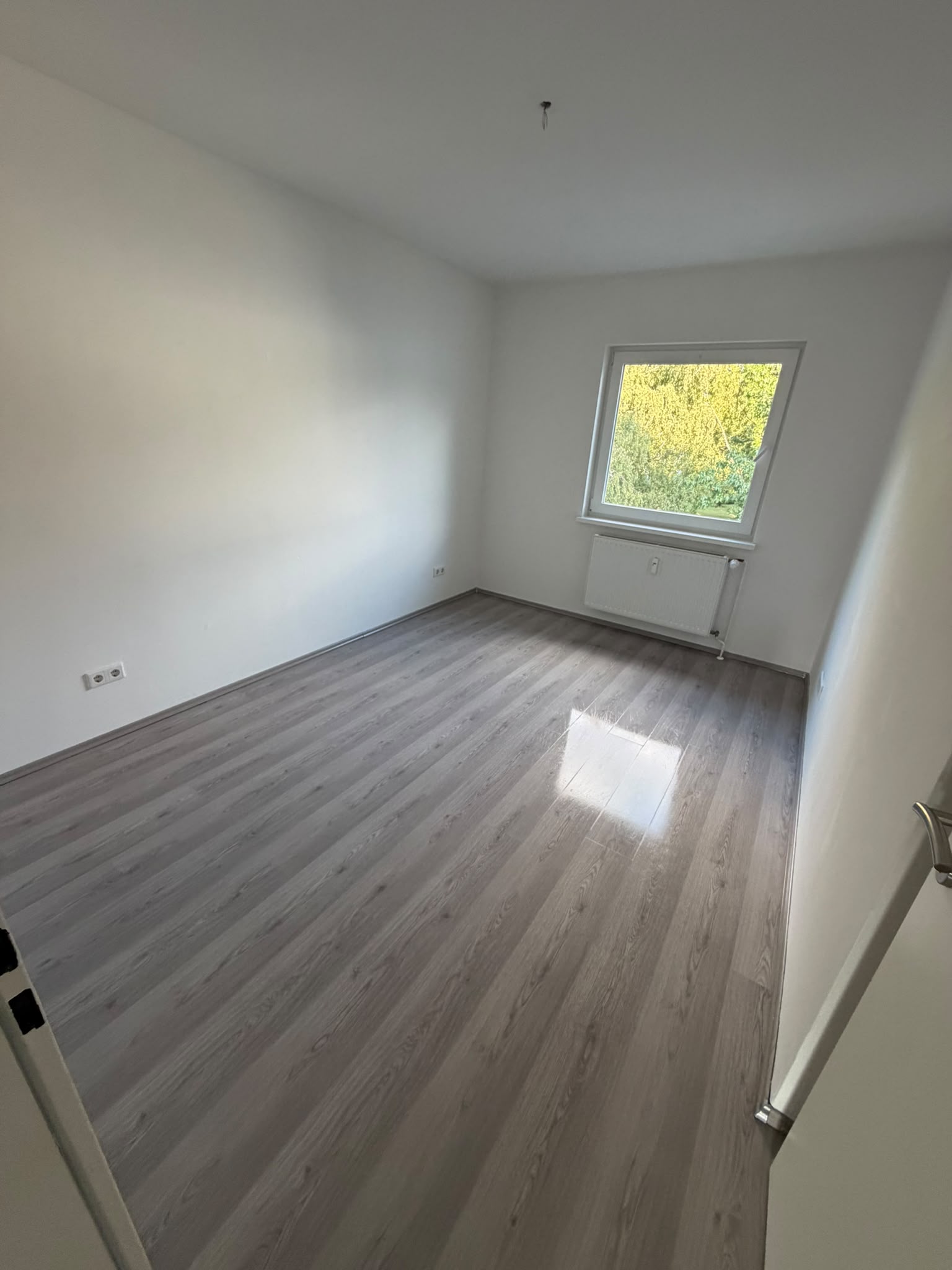 Zimmer mit dunklem Fliesenboden nach der Reinigung