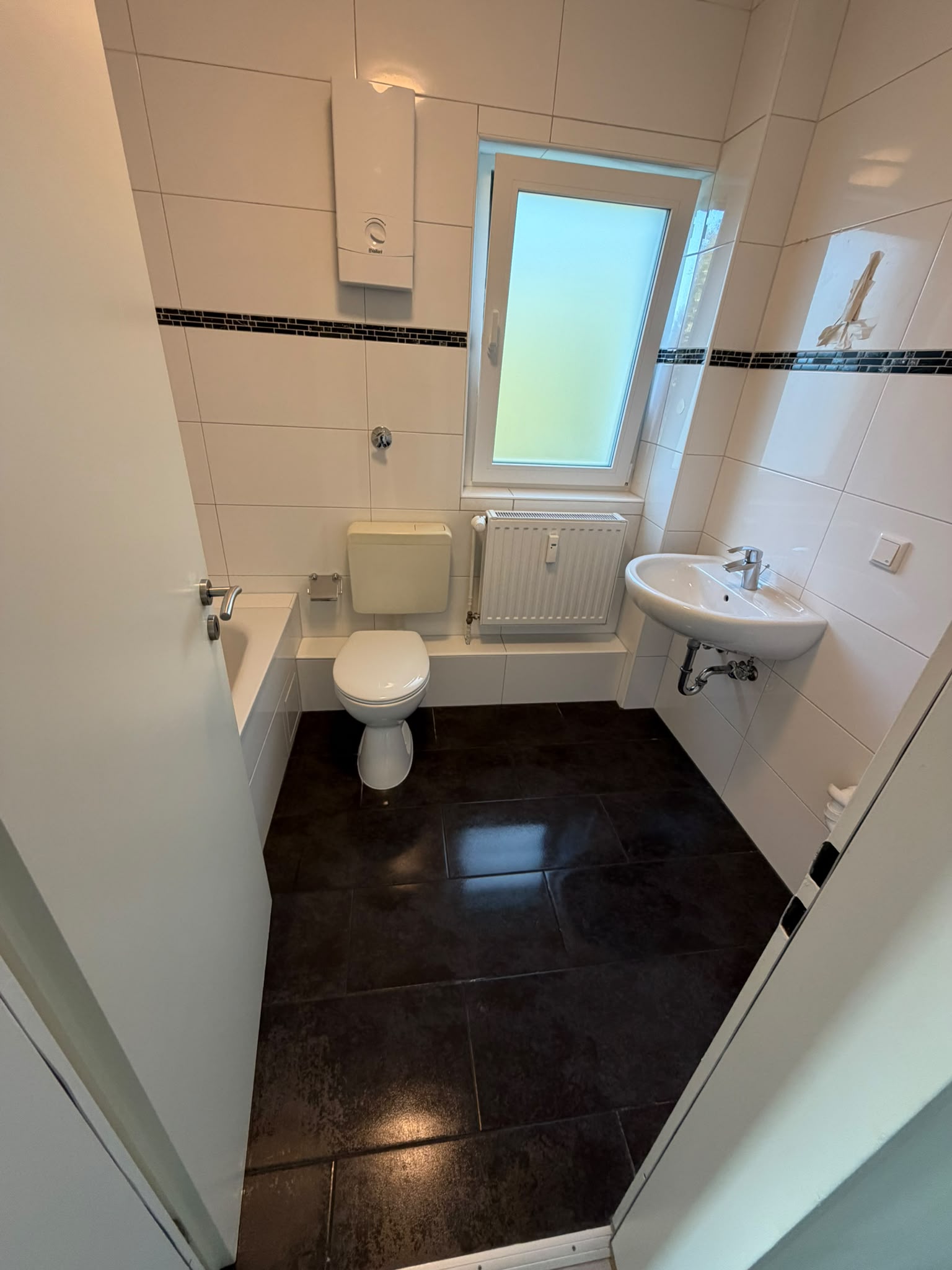 Zimmer mit Fliesenboden und Fensterblick nach der Reinigung